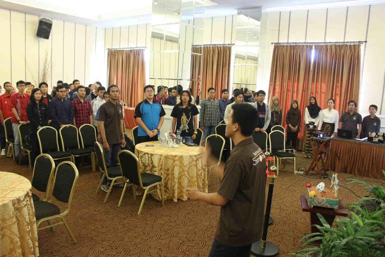 Menyanyikan Lagu Indonesia Raya bersama seluruh peserta, panitia dan tamu undangan